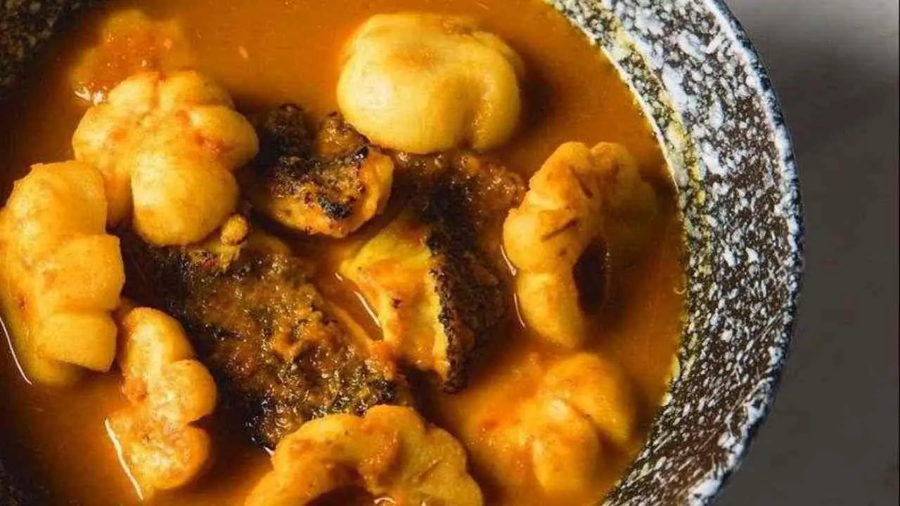 Plat de cuisine du sud de la Thaïlande servi au restaurant Sorn à Bangkok