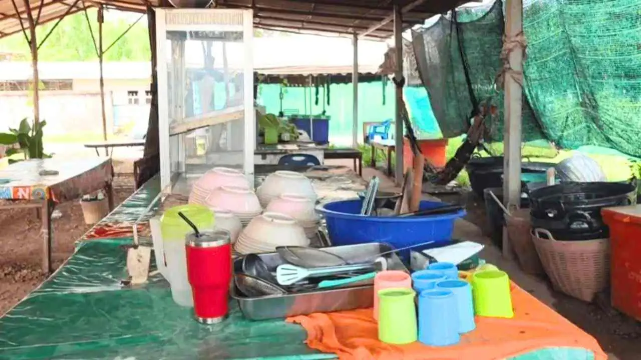 Vue du restaurant de nouilles d'Udon Thani où 14 personnes ont été hospitalisées après avoir consommé une soupe contenant une mystérieuse poudre