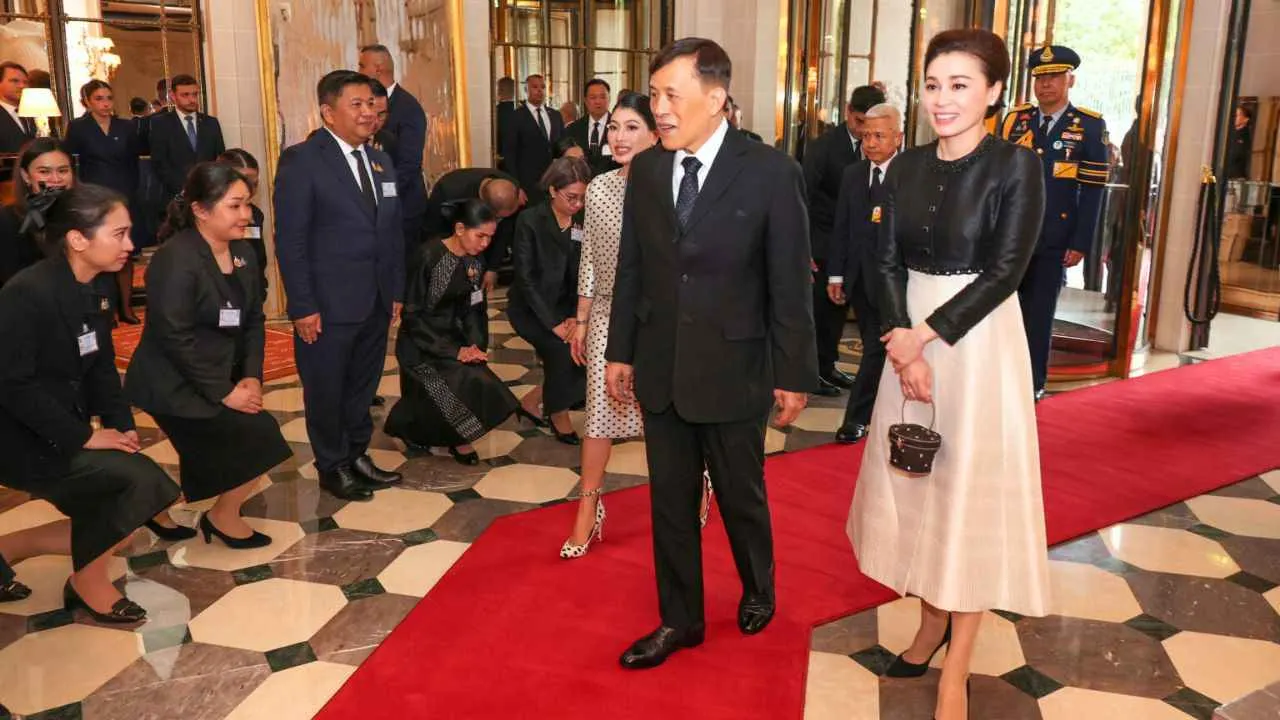 Le roi et la reine de Thaïlande arrivent dans un bâtiment officiel en France lors de leur visite d'État