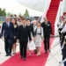 Le roi et la reine de Thaïlande accueillis sur le tapis rouge à leur arrivée en France pour une visite d'État