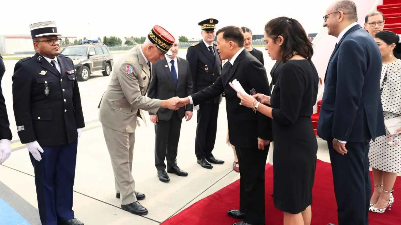Le roi de Thaïlande salue les représentants français à son arrivée en France pour une visite d'État
