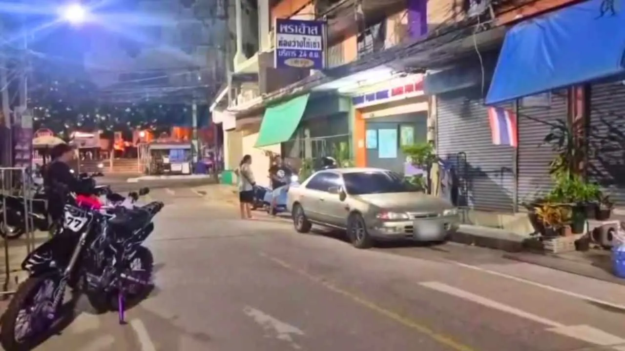Vue extérieure de l'immeuble de Pattaya où une employée a été grièvement blessée lors d'une attaque à l'acide
