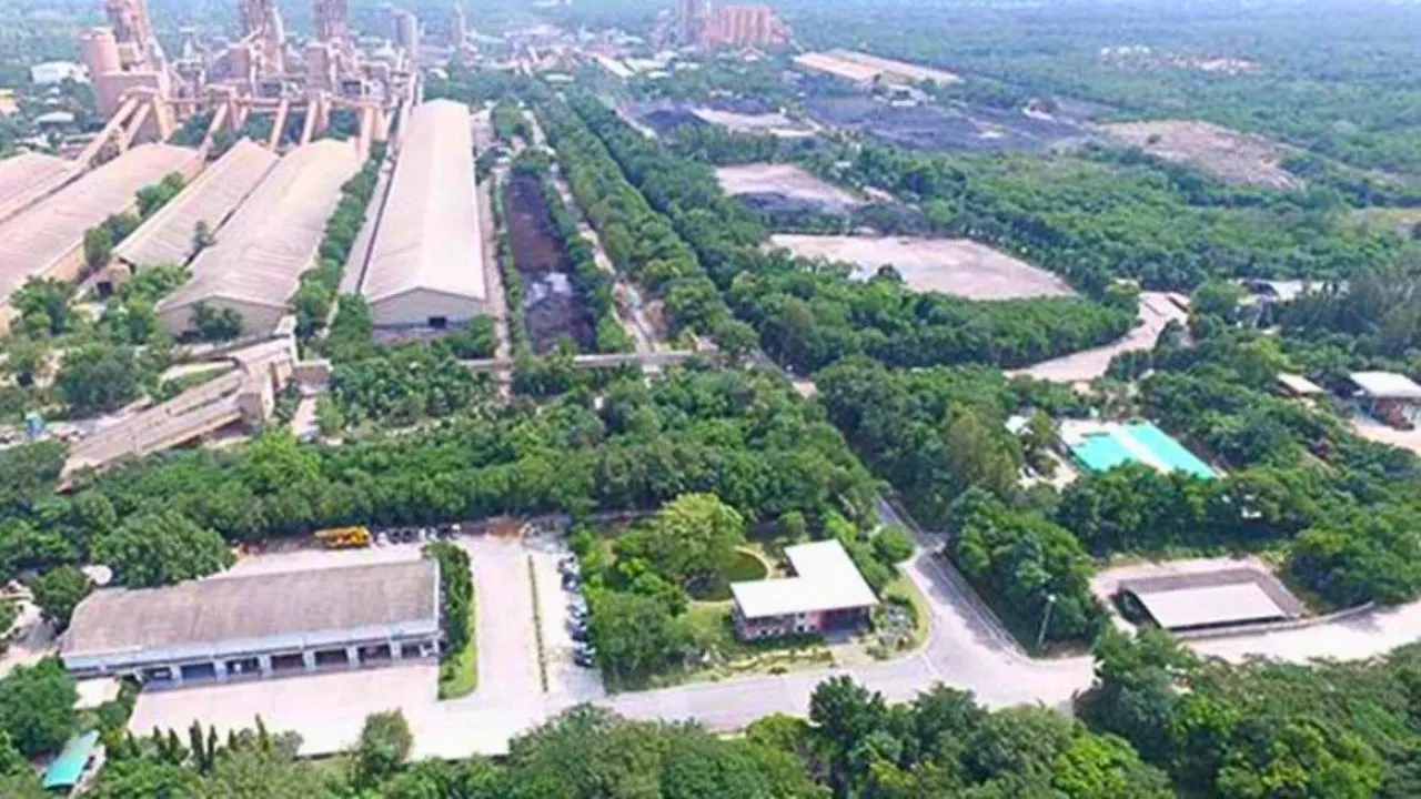 Vue aérienne d'un complexe industriel de la province de Saraburi, au cœur du projet Saraburi Sandbox visant à accélérer la transition vers une industrie bas carbone en Thaïlande