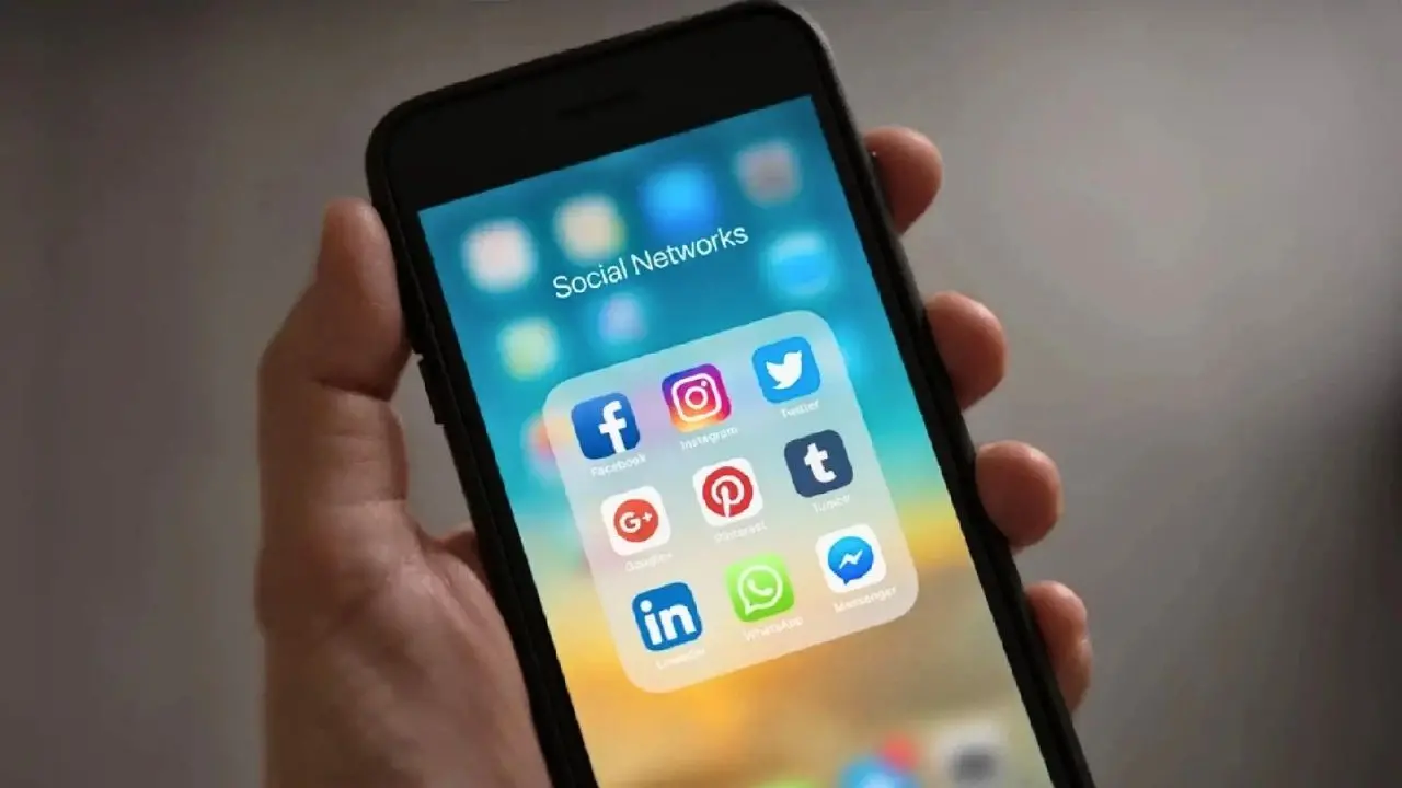Smartphone affichant plusieurs applications de réseaux sociaux, dont Facebook, Instagram, WhatsApp et LinkedIn