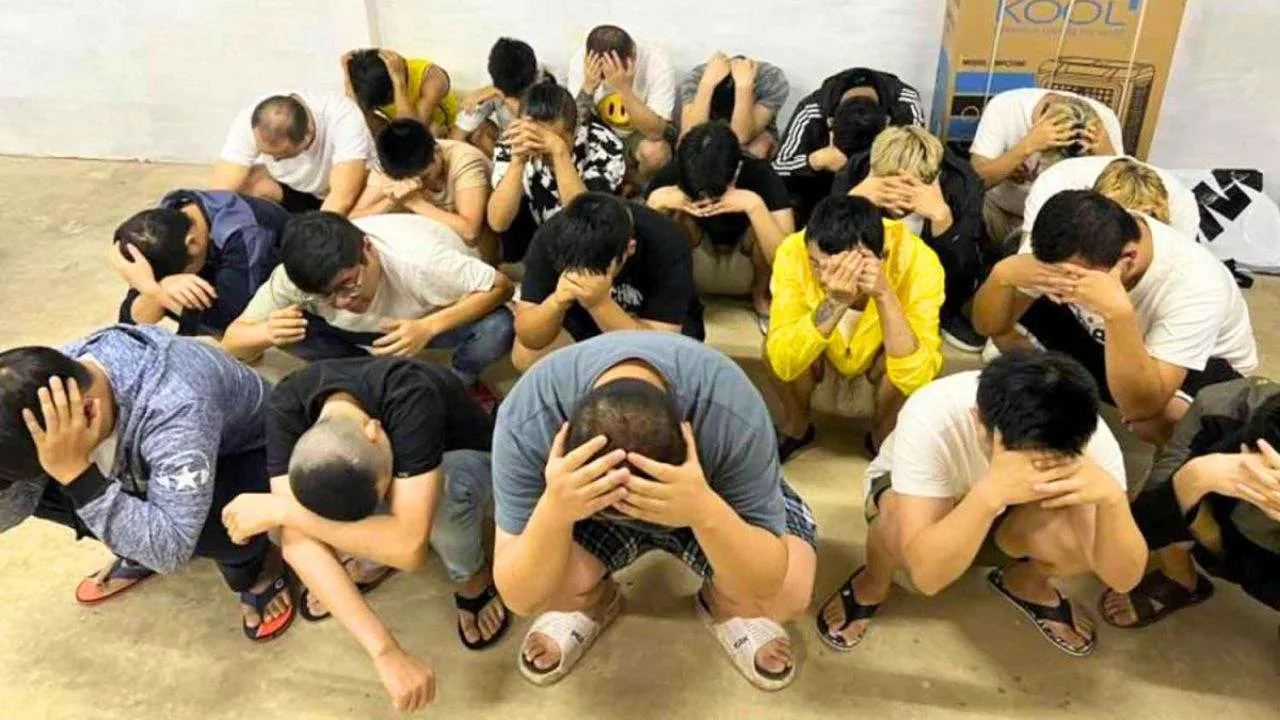 Des suspects thaïlandais et étrangers arrêtés à Chiang Mai dans le cadre d'une enquête sur des escroqueries sentimentales et des fraudes à l'investissement