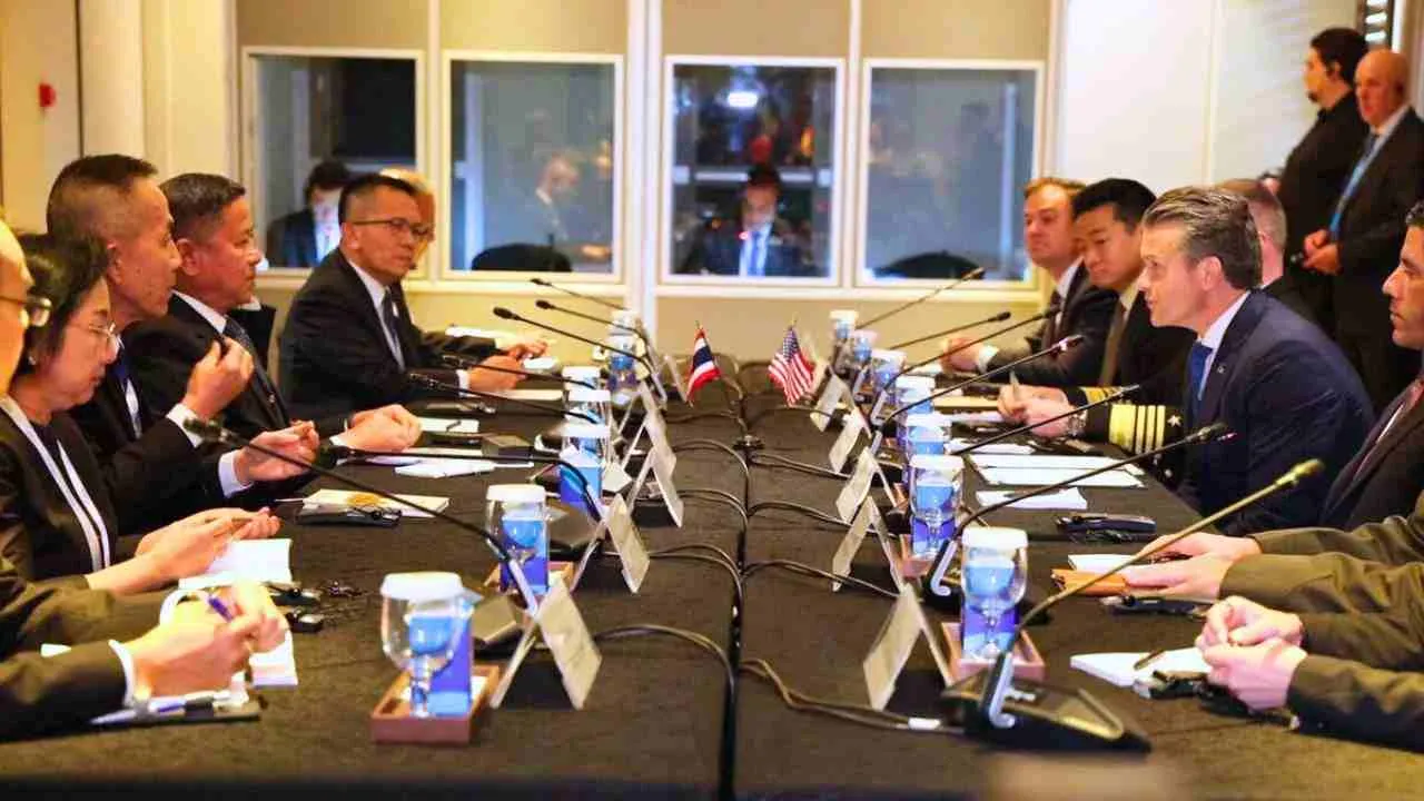 Réunion entre les délégations thaïlandaise et américaine conduite par les ministres de la Défense lors du Dialogue Shangri-La à Singapour