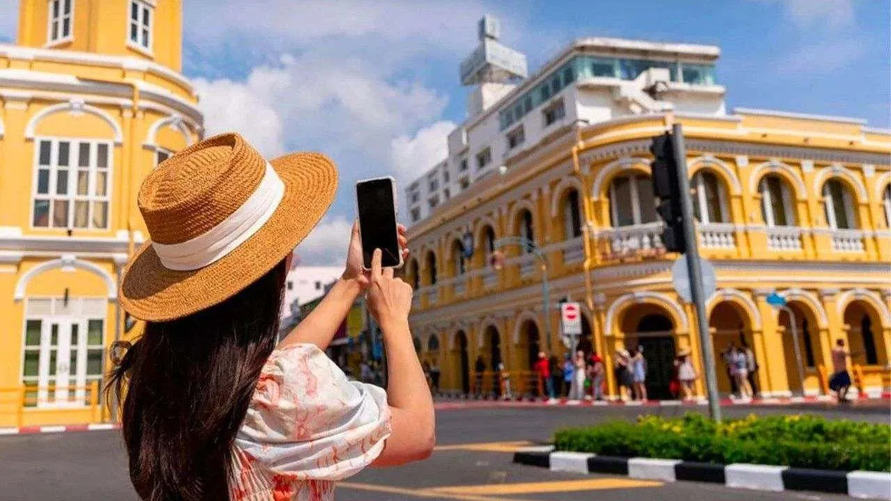 Touristes dans la vieille ville de Phuket