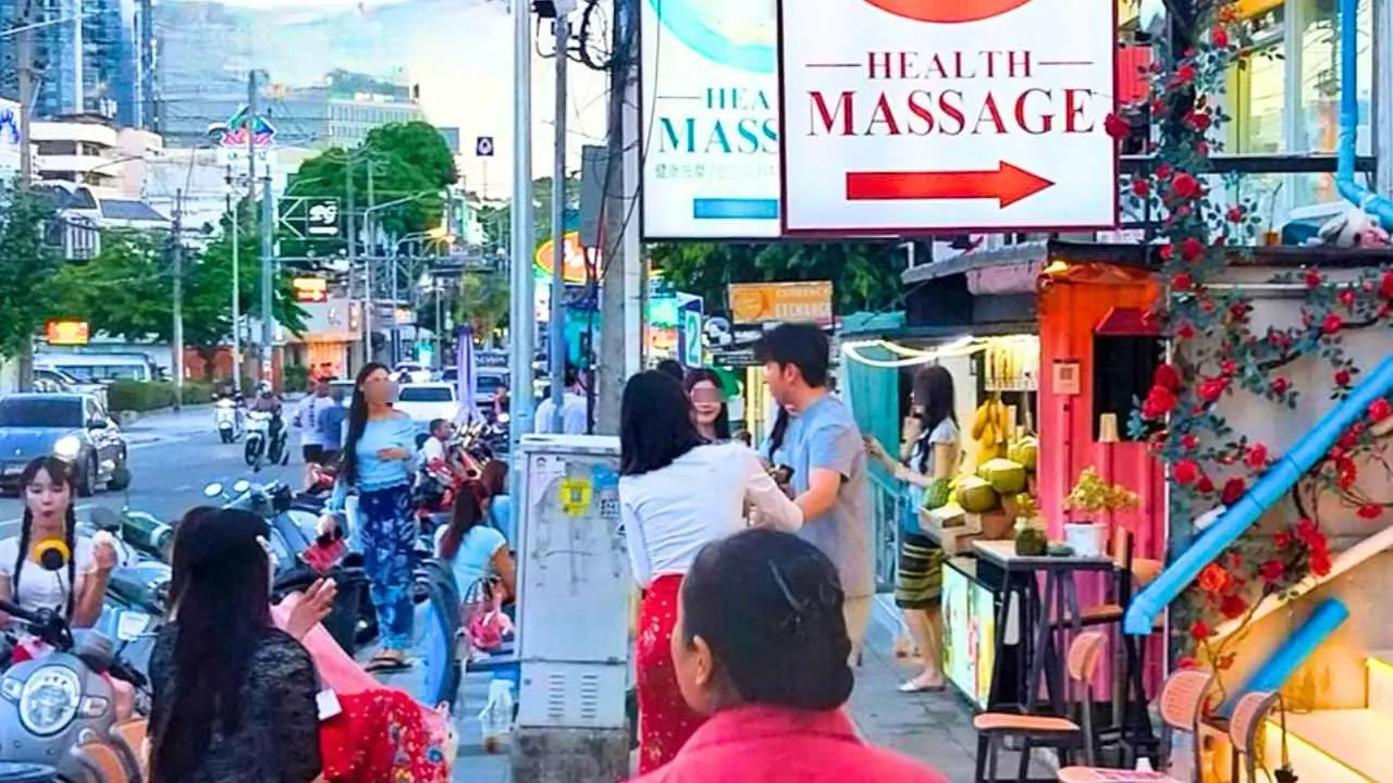 À Pattaya la chute du tourisme pousse les vendeurs à interpeller les passants