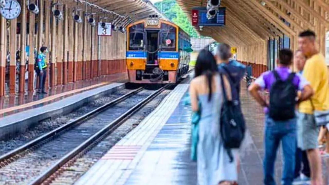 Train de troisième classe en gare de Chiang Mai avant son départ pour Lamphun en Thaïlande