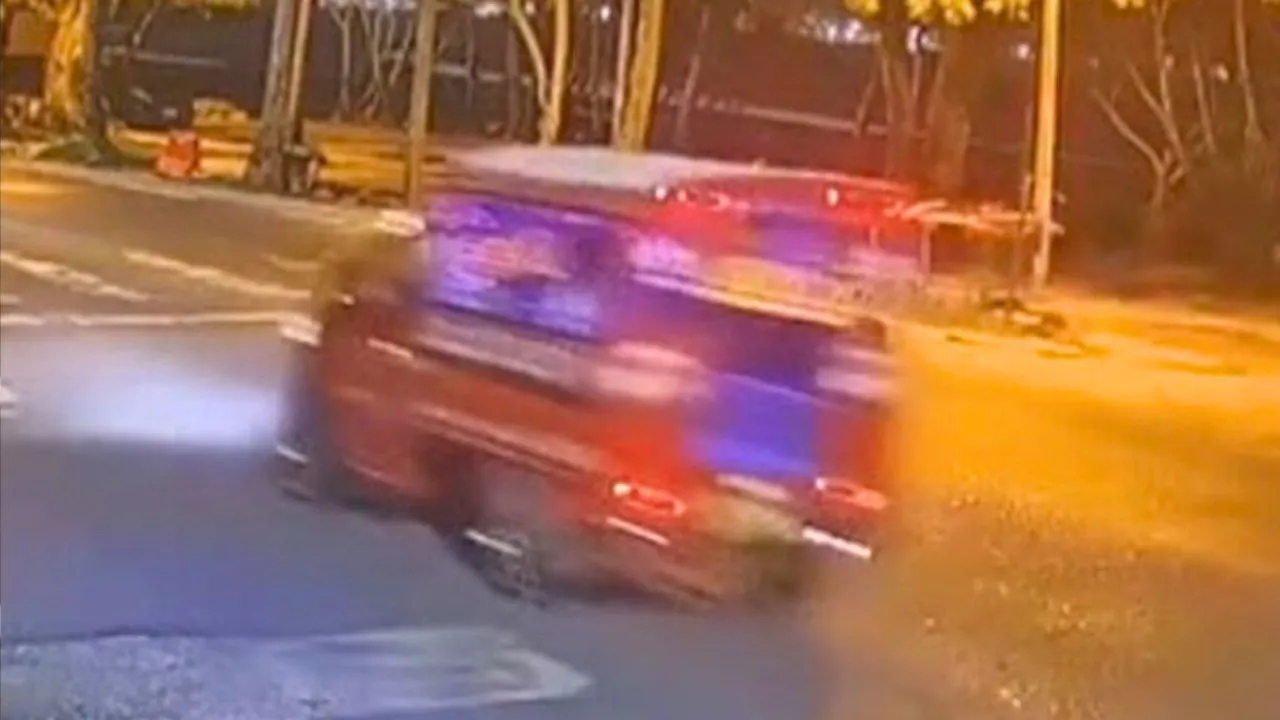 Image de vidéosurveillance montrant le tuk-tuk rouge impliqué dans l'accident qui a coûté la vie au boxeur écossais Colin Cairney à Phuket