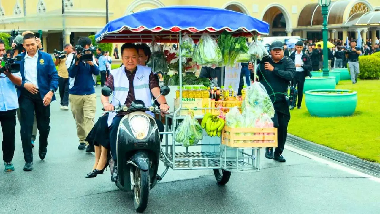 Vendeur ambulant avec son étal mobile en Thaïlande