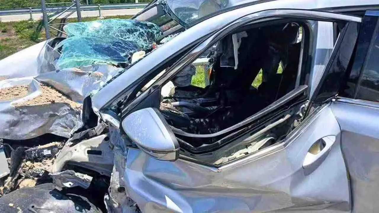 Voiture des touristes malaisiens gravement endommagée par l'explosion d'une bombe à Tak Bai, dans la province de Narathiwat