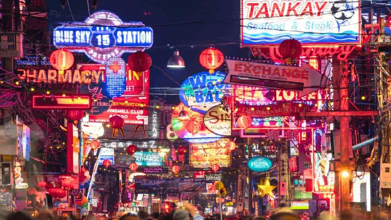 Vue de Walking Street, le quartier animé de Pattaya, avec ses nombreuses enseignes lumineuses, bars, restaurants et commerces