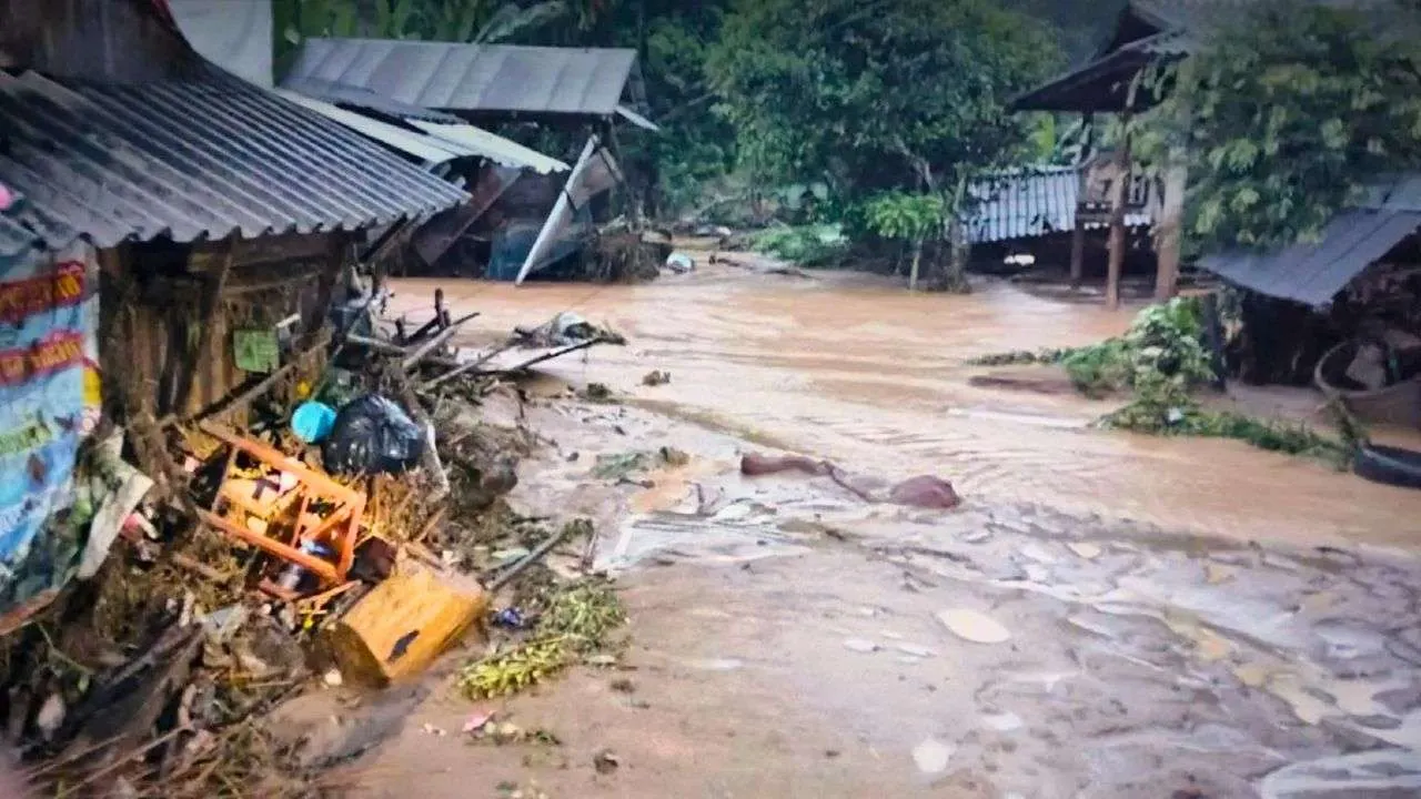 Crue soudaine provoquée par de fortes pluies dans un village de la Thaïlande