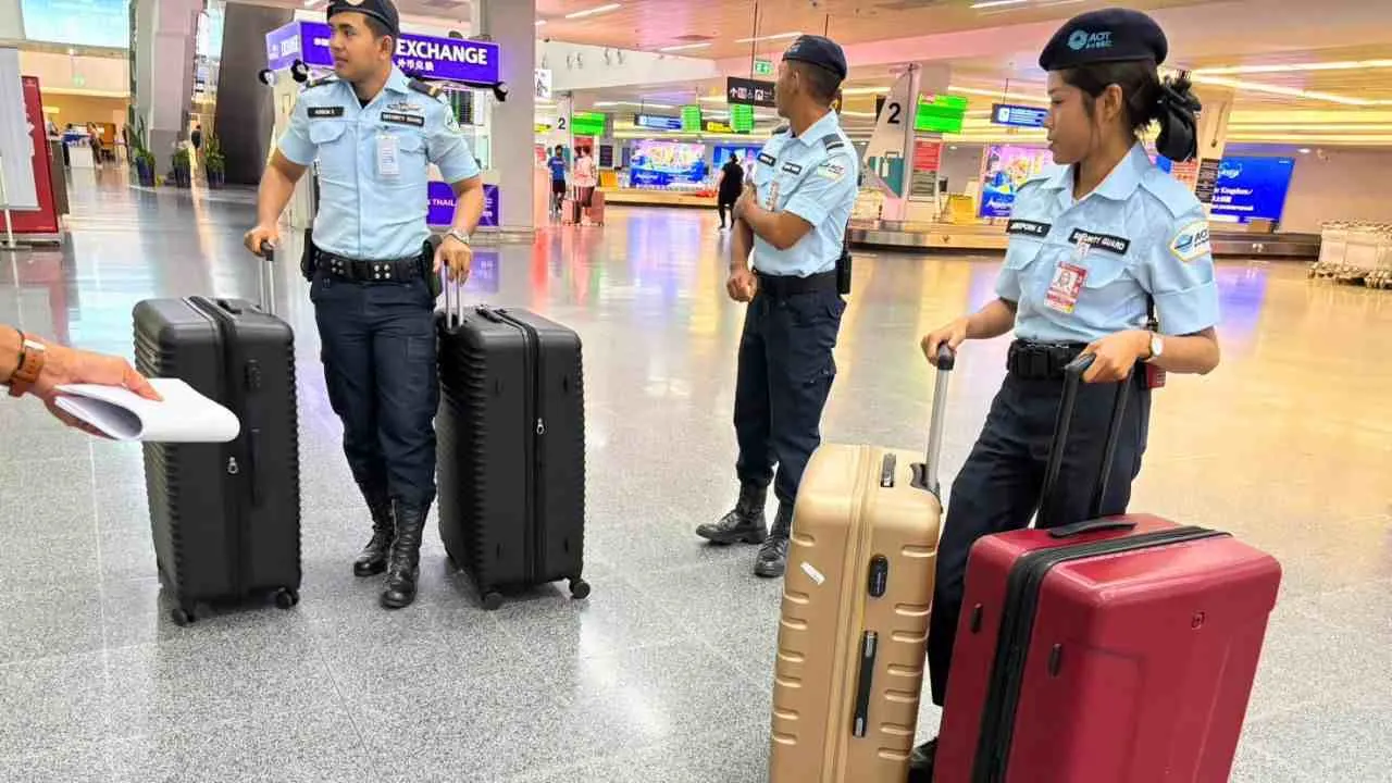 Des agents des douanes inspectent les valises des quatre touristes européens à l'aéroport international de Phuket avant leur vol pour Paris