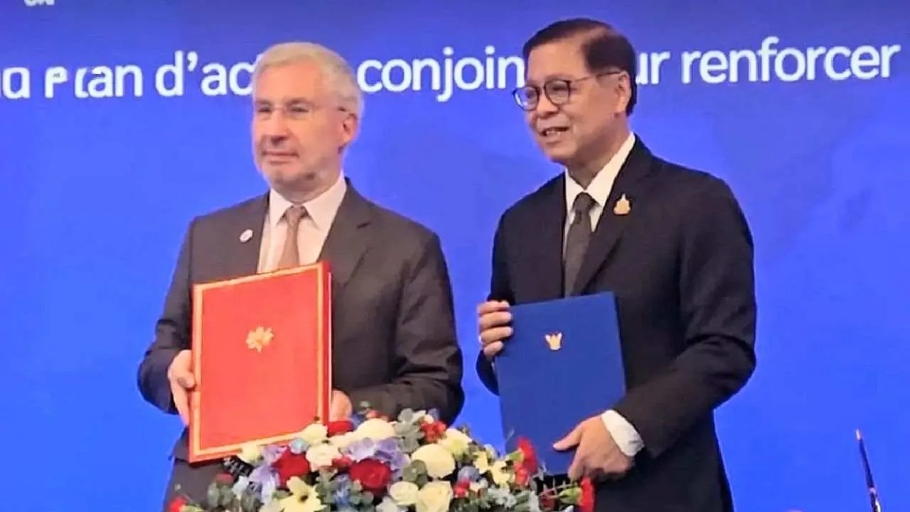 Signature du plan d'action conjoint 2026-2028 entre la Thaïlande et la France par Sihasak Phuangketkeow et Jean-Claude Poimboeuf
