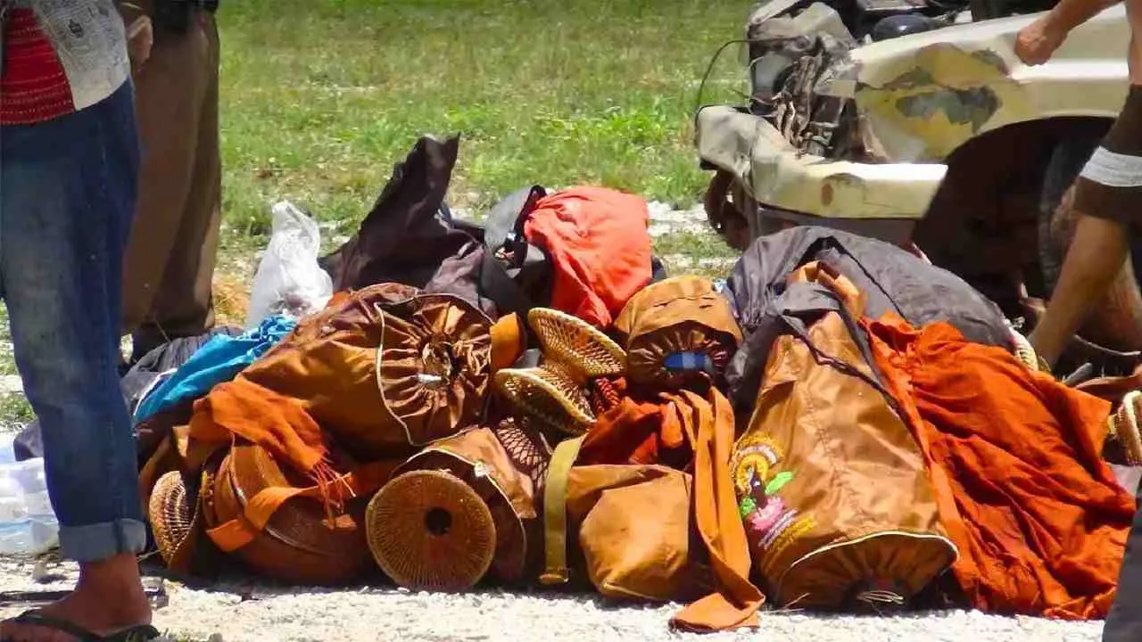 Les effets personnels des moines sont rassemblés près du pick-up après l'accident mortel survenu dans la province de Mukdahan