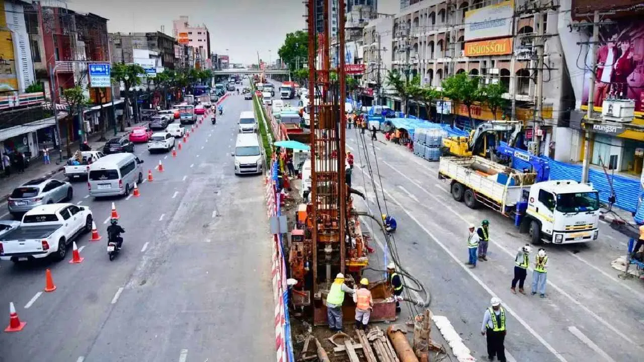 Vue du chantier de la ligne violette du métro à Bangkok, où les travaux de consolidation se poursuivent après un affaissement de terrain près de Wongwian Yai