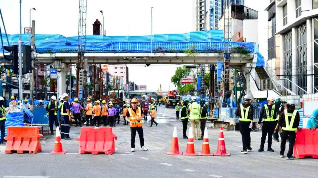 Travaux de consolidation sur le chantier de la ligne violette du métro à Bangkok après une fuite dans un tunnel et un affaissement de terrain à Wongwian Yai