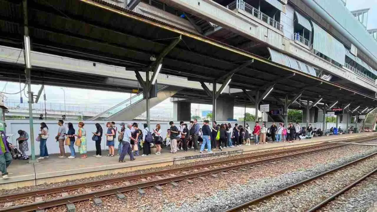 Voyageurs attendant un train dans une station de l'Airport Rail Link à Bangkok après une importante perturbation du service
