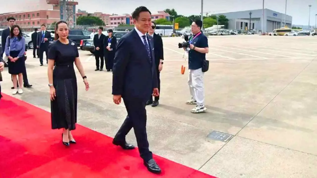 Le Premier ministre thaïlandais Anutin Charnvirakul arrive à Chengdu lors de sa visite officielle en Chine