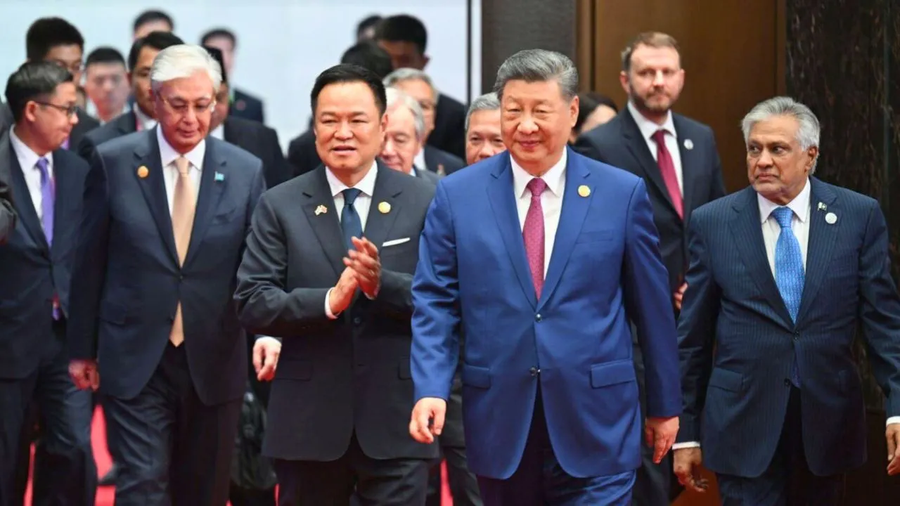 Le Premier ministre thaïlandais Anutin Charnvirakul accompagne le président chinois Xi Jinping lors d'une rencontre officielle en Chine