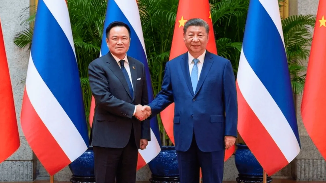 Anutin Charnvirakul serre la main du président chinois Xi Jinping lors d'une rencontre officielle à Shanghai en juillet 2026