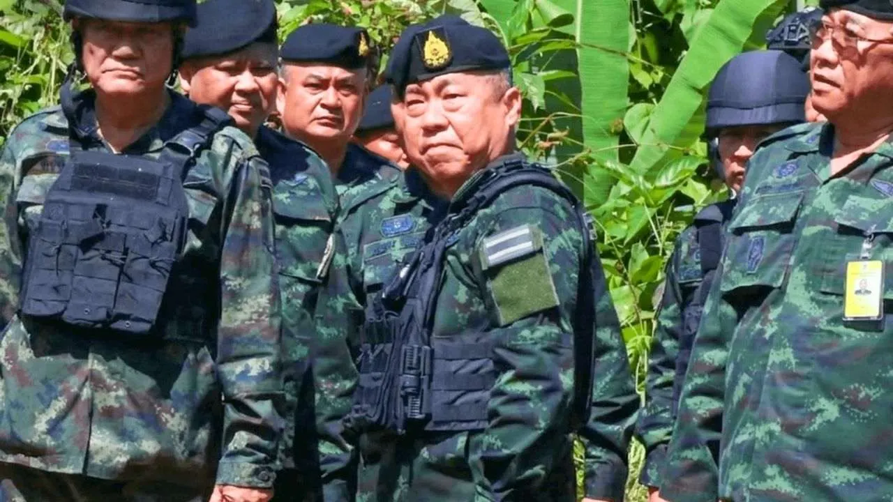 Le chef d'état-major de l'armée thaïlandaise se rend à Narathiwat après l'attaque ayant coûté la vie à cinq rangers