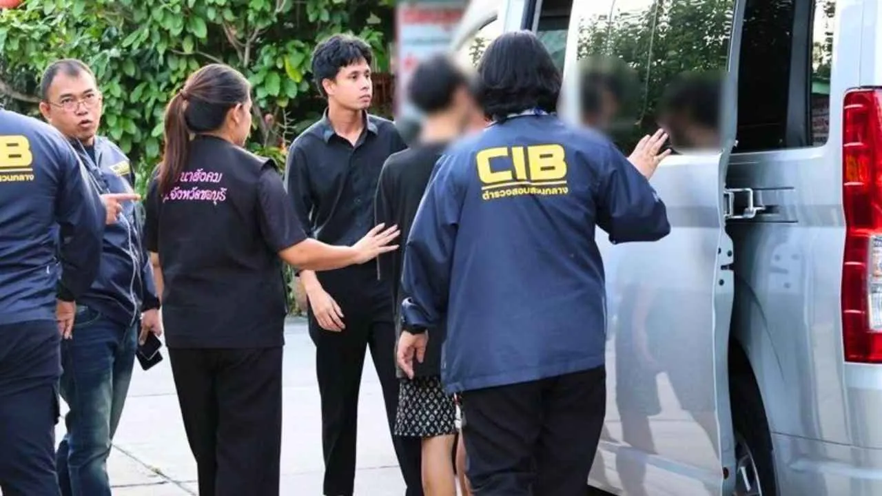 Des enquêteurs du CIB accompagnent plusieurs mineurs lors d'une opération liée à un camp de muay thaï dans la province de Rayong