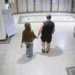 Le suspect australien et l’adolescente de 17 ans filmés par une caméra de vidéosurveillance dans une résidence de Pattaya