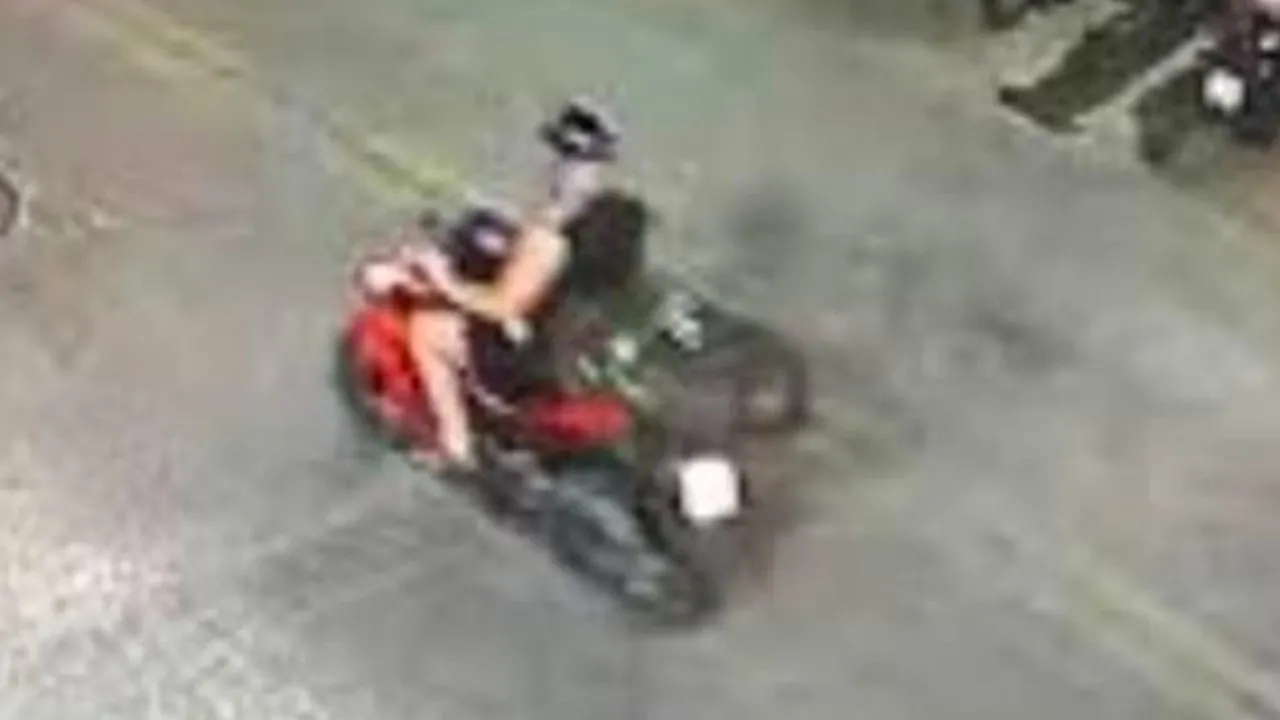 Image de vidéosurveillance montrant le suspect australien transportant sur son scooter une valise contenant le corps de l'adolescente à Pattaya