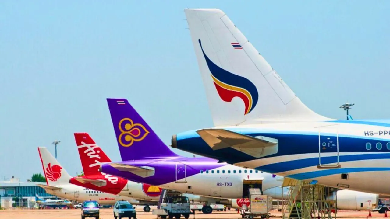 Avions de différentes compagnies aériennes en Thaïlande
