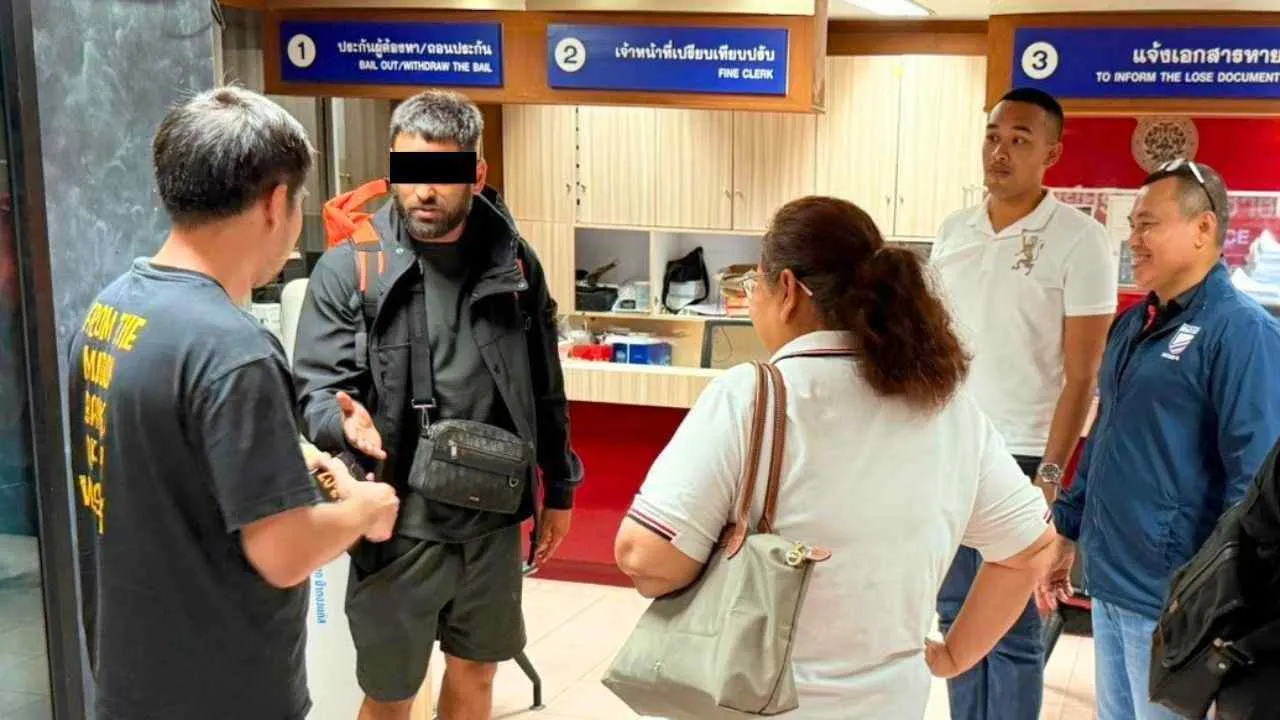 Le ressortissant britannique au commissariat de Patong après son arrestation pour l'agression d'un chauffeur de tuk-tuk à Phuket
