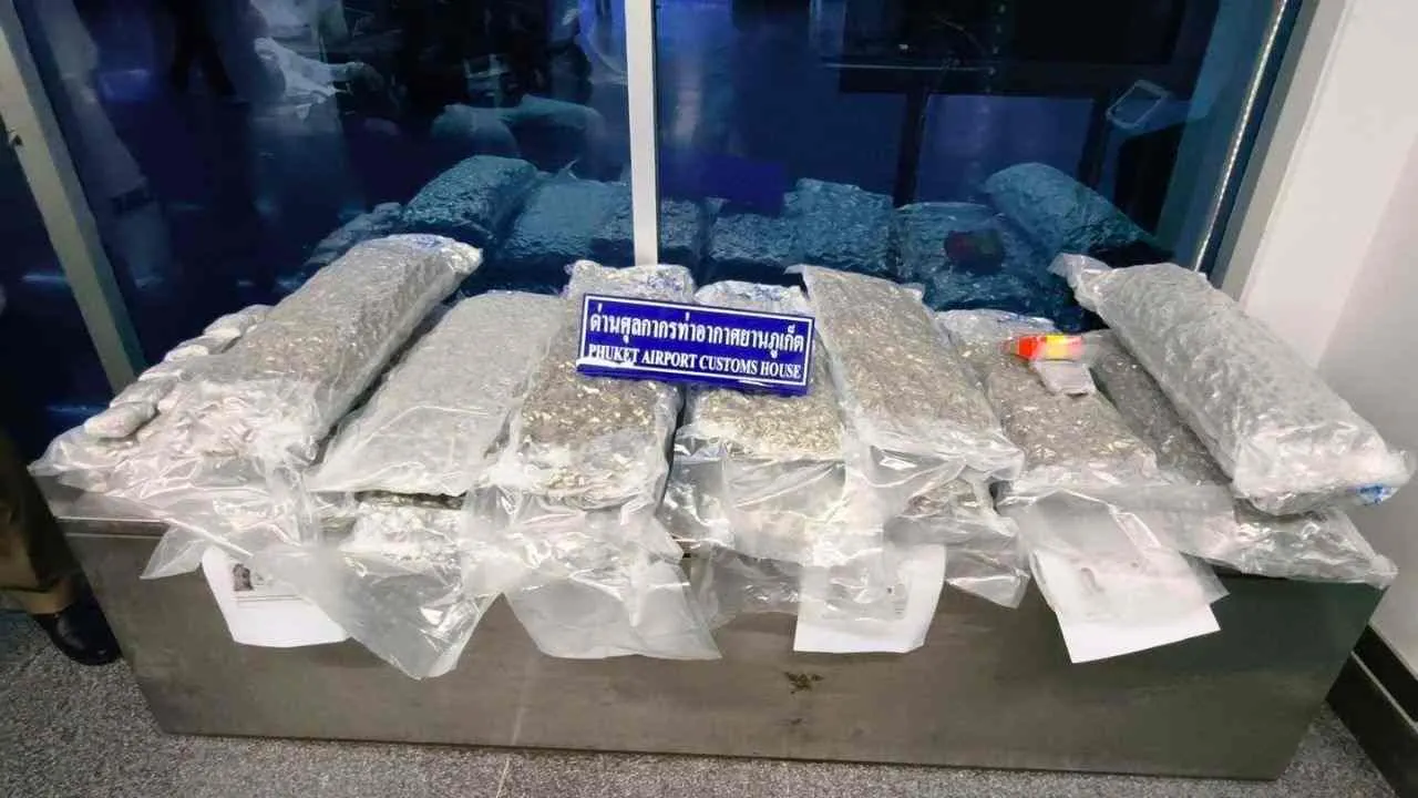 Paquets de cannabis saisis par les douanes à l'aéroport international de Phuket après l'interpellation de quatre touristes européens