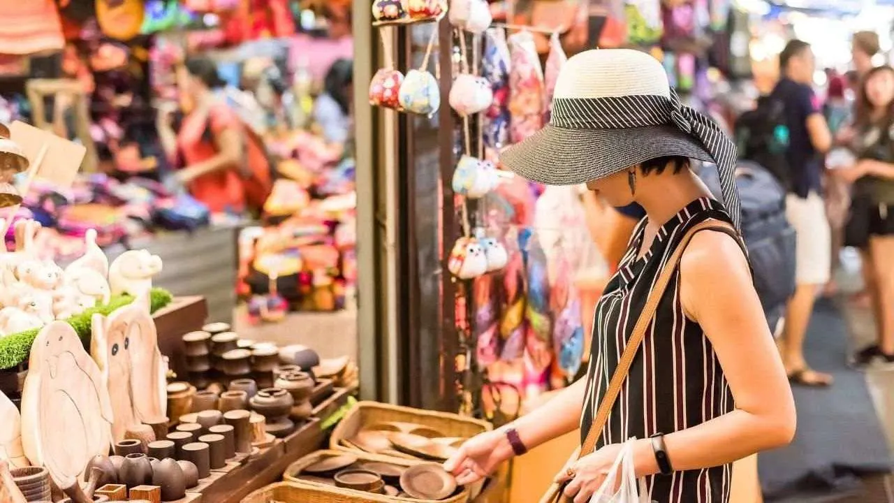Touriste dans le marché de Chatuchak à Bangkok