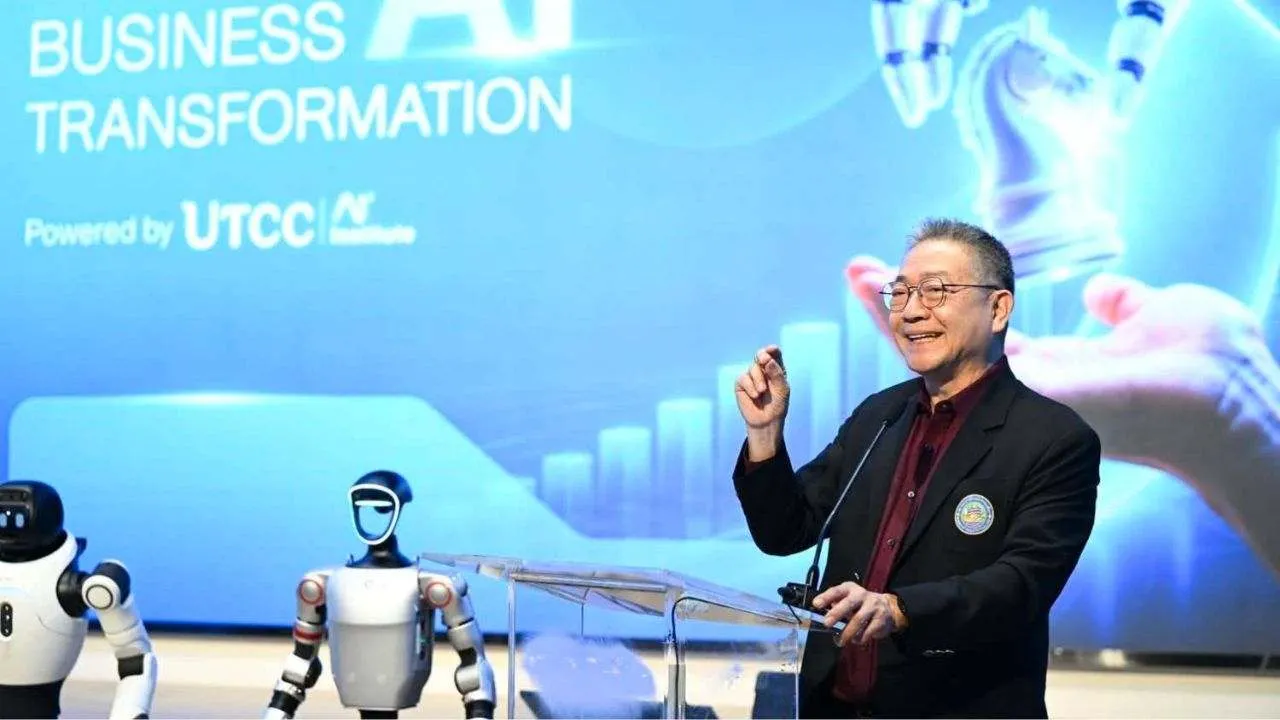 Djitt Laowattana présente la stratégie de la Thaïlande pour développer l'industrie des robots humanoïdes lors d'une conférence sur l'IA