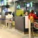 Voyageurs étrangers passant le contrôle de l’immigration dans un aéroport en Thaïlande