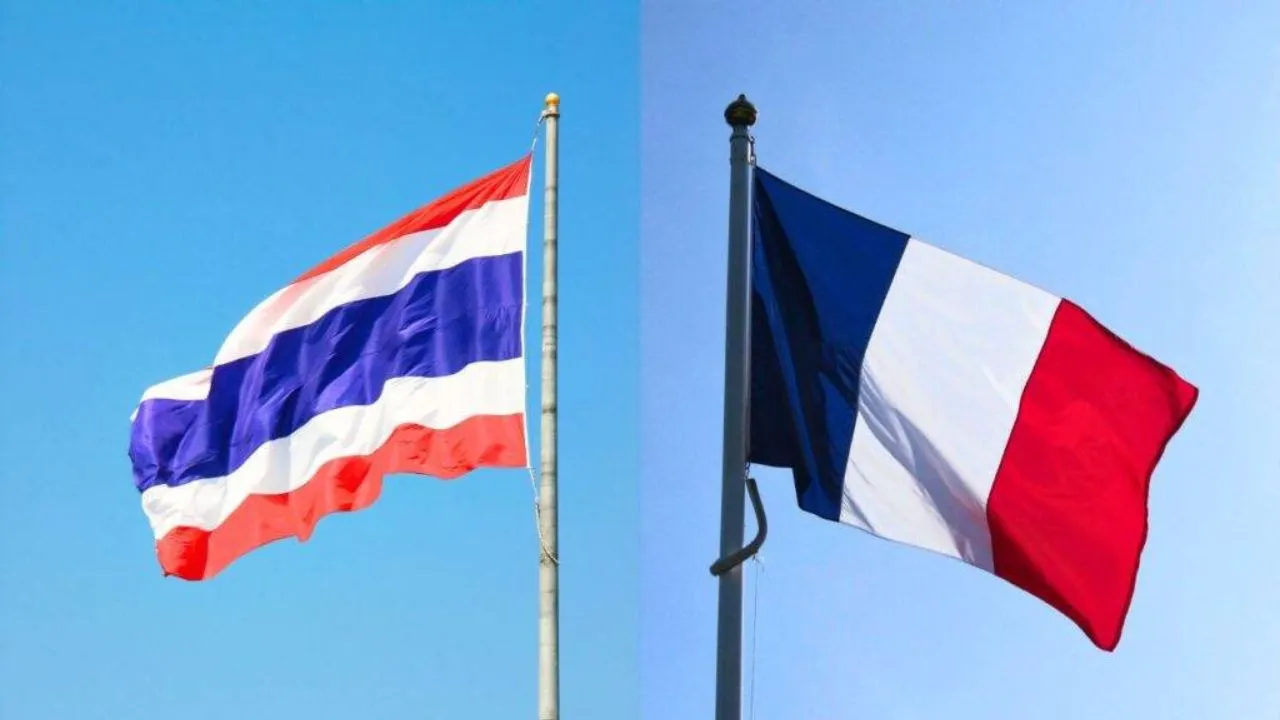Drapeaux de la Thaïlande et de la France