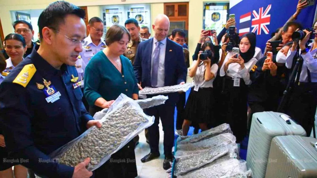 Responsables thaïlandais et britanniques présentant des échantillons de cannabis saisis lors d'une opération conjointe contre le trafic vers le Royaume-Uni