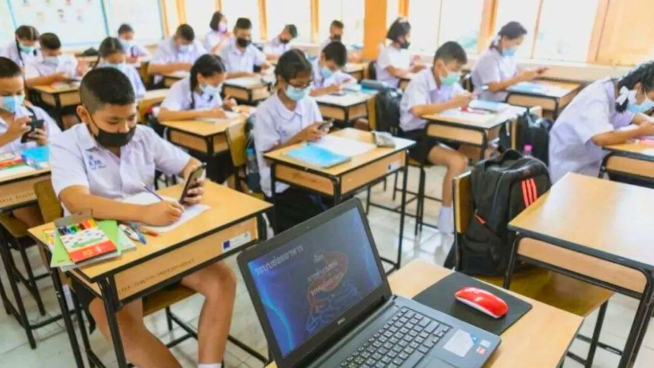 Élèves avec leurs smartphones dans une école en Thaïlande