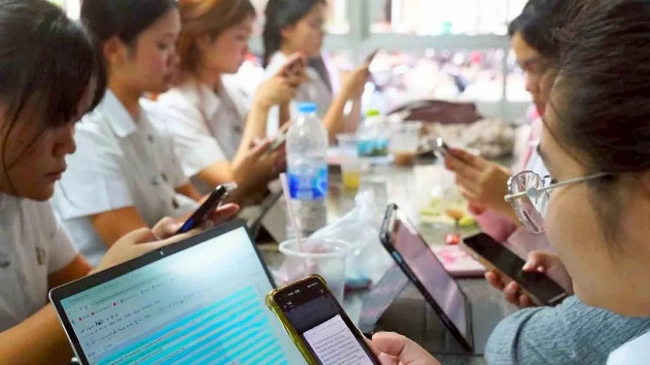 La Thaïlande face à la dépendance des jeunes au téléphone