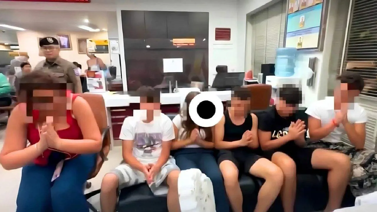 Cinq adolescents italiens et leur accompagnatrice présentent leurs excuses à une passagère thaïlandaise au commissariat de Samrae, à Bangkok, après l'altercation survenue dans le BTS Skytrain