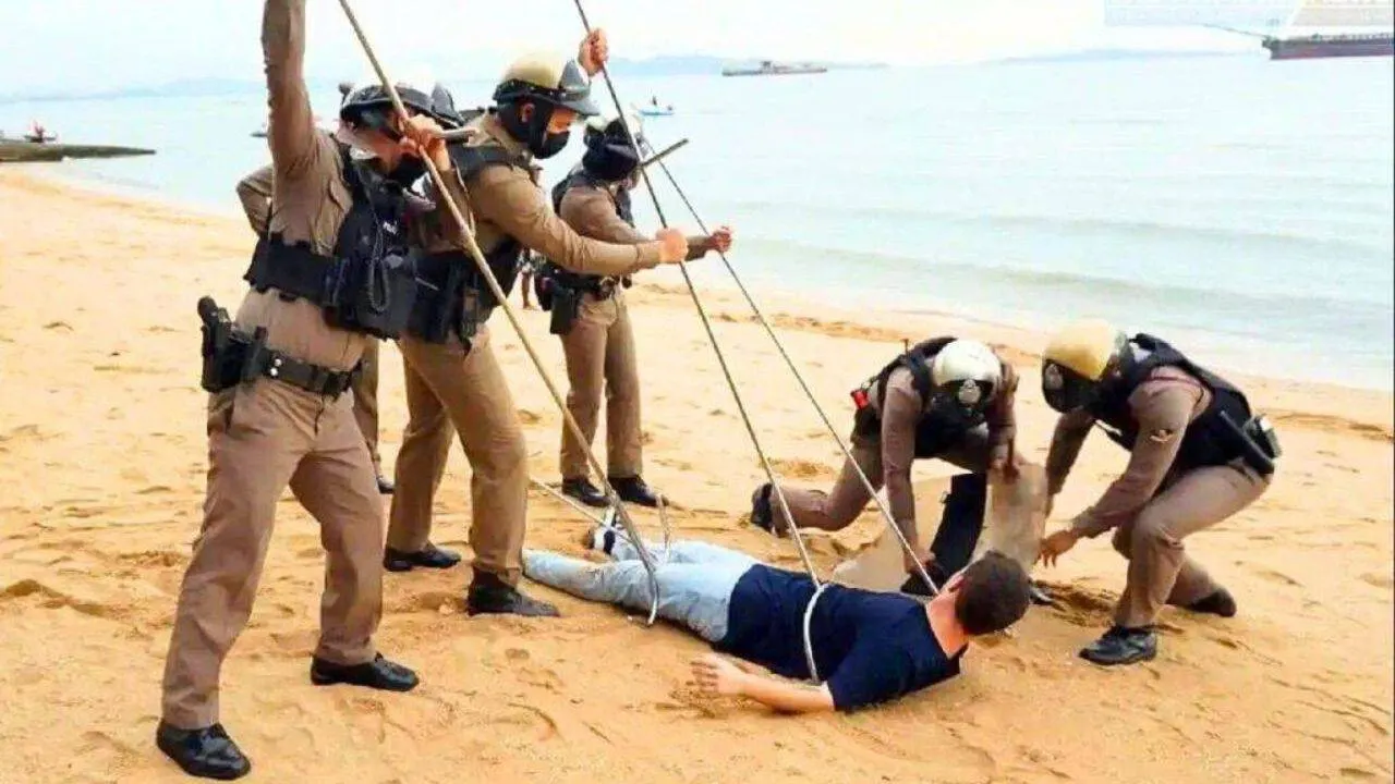 Arrestation d'un touriste étranger "dangereux" lors d'un exercice de la police thaïlandaise à Pattaya