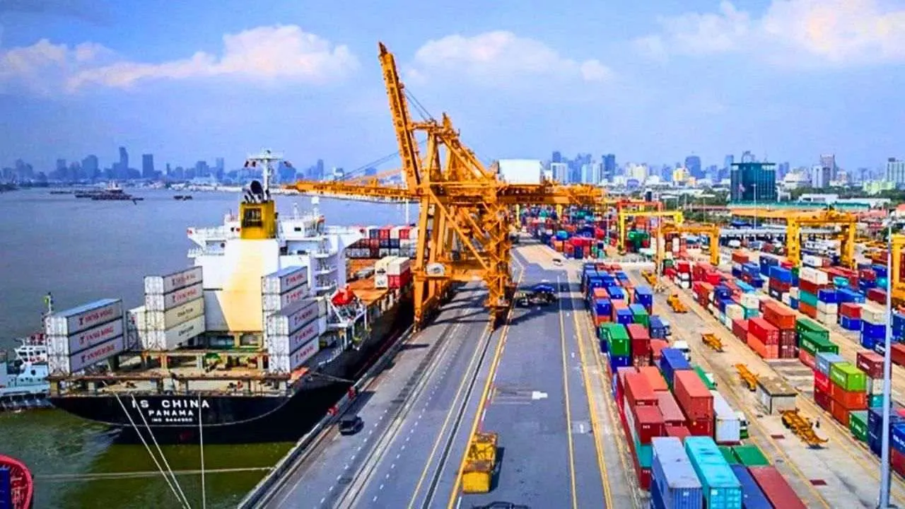 Un bateau charge des conteneurs dans un port de Thaïlande