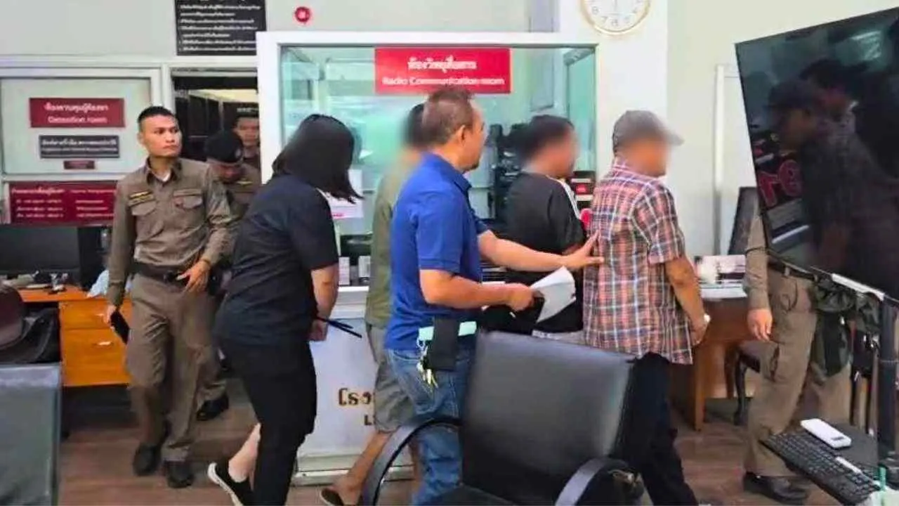 Suspects escortés par la police thaïlandaise dans le cadre de l'enquête sur un réseau de « faux pères » ayant permis à des bébés chinois d'obtenir frauduleusement la nationalité thaïlandaise.
