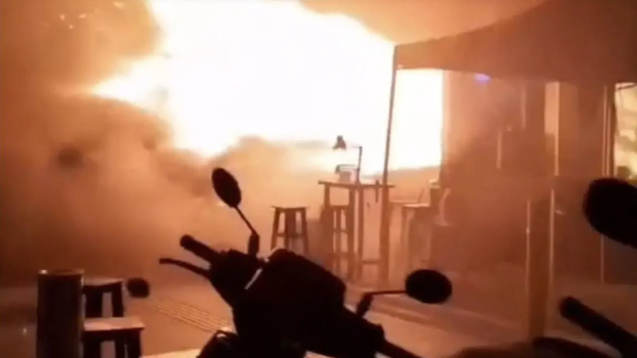 Flammes s'échappant du bar Rong Beer Na Ladprao en feu à Bangkok lors du violent incendie