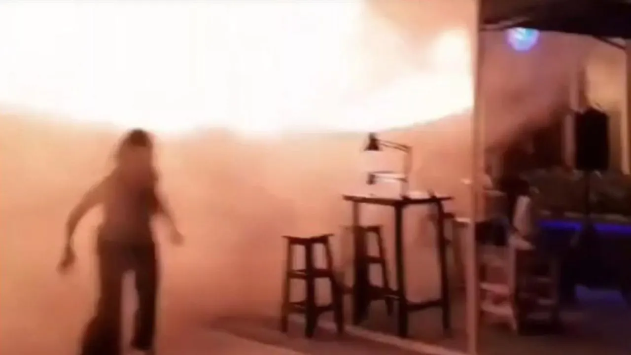 Une cliente s'échappe du restaurant Rong Beer Na Ladprao en flammes à Bangkok