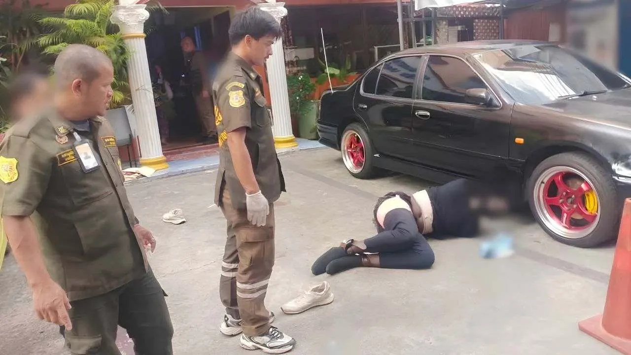 Des secouristes auprès d'un Français blessé par balle après une intervention policière dans le district de Suan Luang à Bangkok