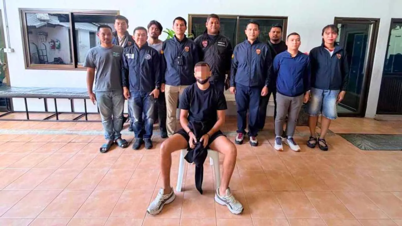 Ressortissant français recherché par Interpol arrêté à Phuket entouré des enquêteurs de l'immigration thaïlandaise