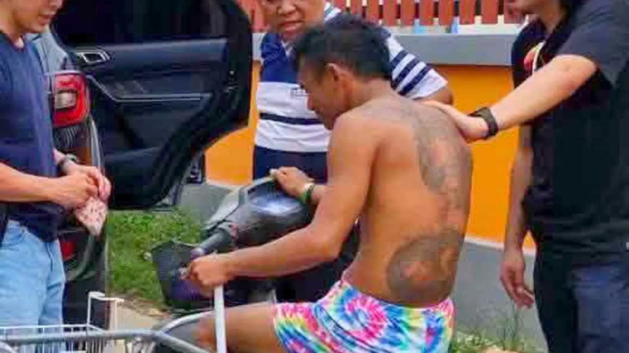 Suea Hoi arrêté par la police alors qu'il circulait à moto avec un side-car près de Pattaya